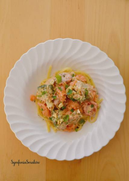 143. Obiad w 20 minut, czyli makaron z brokułami, wędzonym łososiem, suszonymi pomidorami i serkiem śmietankowym