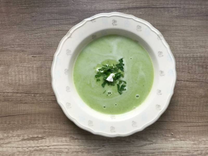 Zupa krem z zielonego groszku z fetą i pietruszką