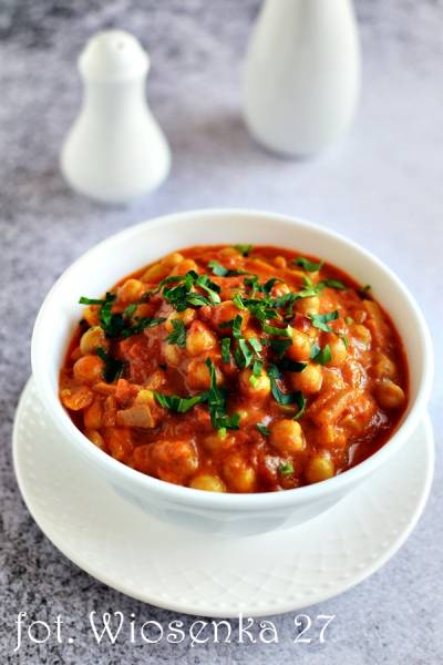 Curry pomidorowe z ciecierzycą