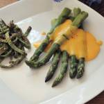 Szparagi ze szpinakowym nalesnikiem i sosem holenderskim