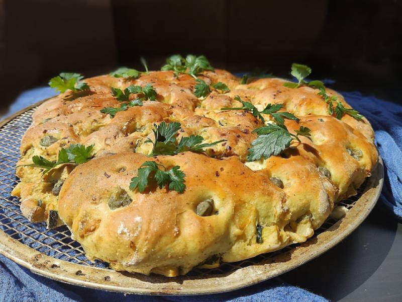 Ciasto drożdżowe nieźle nadziane – cukinią oraz oliwkami, pieprzem marynowanym, fetą i kapary