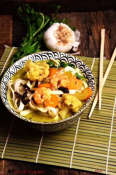 Zupa curry z kalafiorem i krewetkami