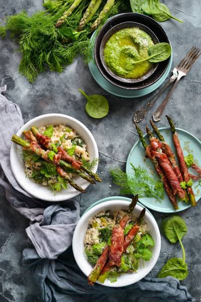 Szparagi grillowane w szynce parmeńskiej z risotto z zielonym groszkiem i szpinakiem.