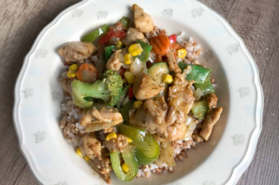 Kurczak z warzywami i ryżem po chińsku
