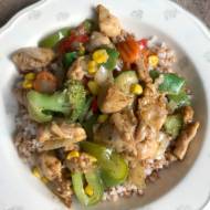 Kurczak z warzywami i ryżem po chińsku
