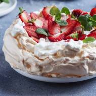 Tort bezowy z serkiem mascarpone – idealny tort na urodziny
