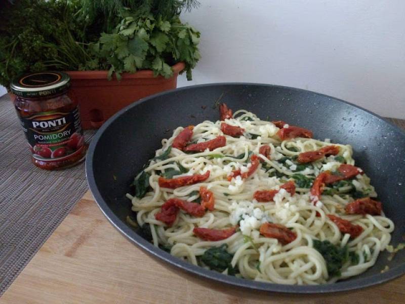 Spaghetti ze szpinakiem i suszonymi pomidorami