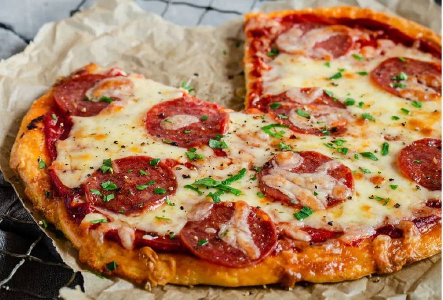 Keto Pizza z Pepperoni i Oliwkami