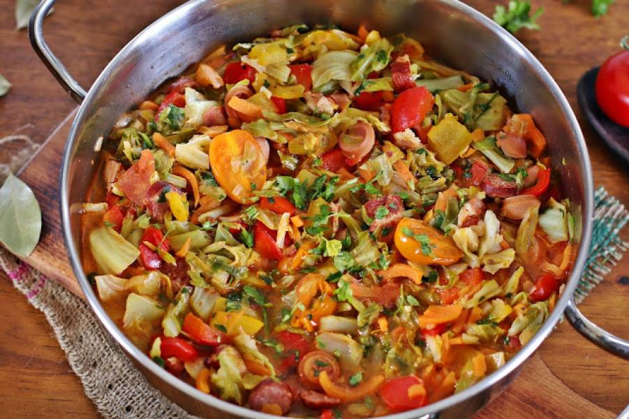 Węgierski bigos z młodej kapusty
