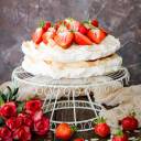 Tort bezowy z truskawkami