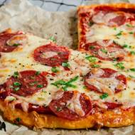 Keto Pizza z Pepperoni i Oliwkami