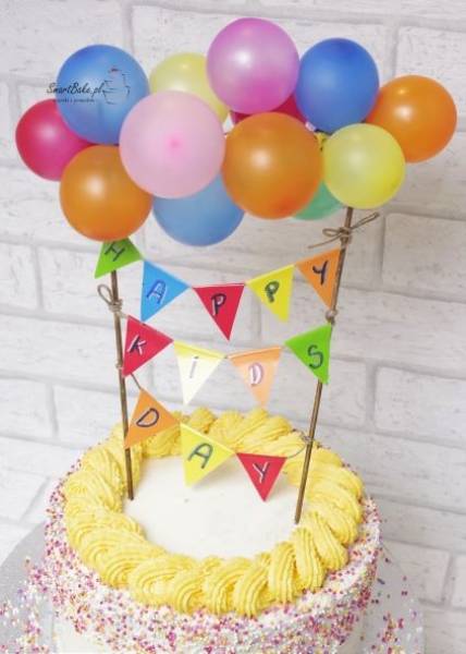 Toper na tort z girlangą i balonikami – bardzo prosty.