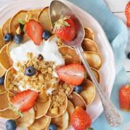Pancakes cereal z jogurtem i granolą