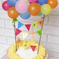 Topper na tort z girlangą i balonikami – bardzo prosty.