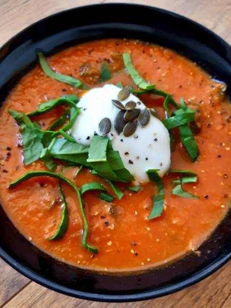 Zupa krem pomidorowa z szpinakiem i jogurtem – przepis idealny w diecie odchudzającej