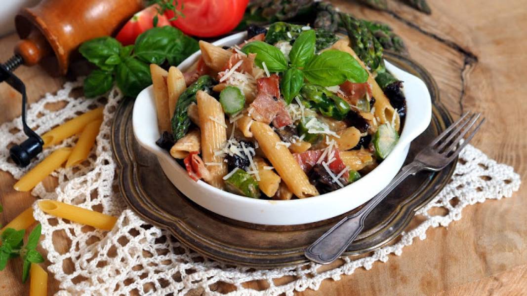 Makaron penne ze szparagami, szynką parmeńską i suszonymi śliwkami