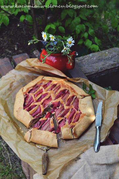 Rustykalna tarta frangipane z rabarbarem