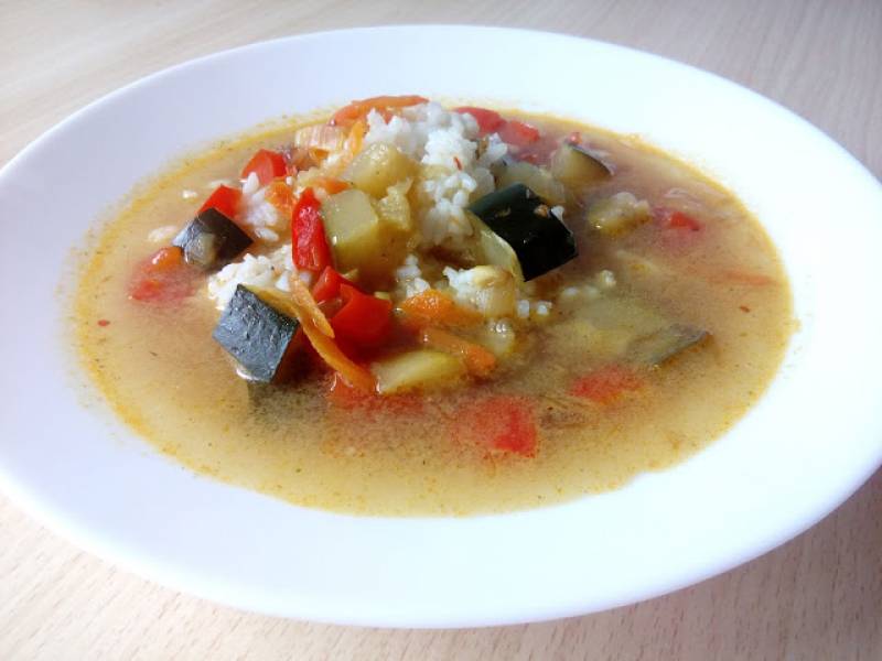 Zupa curry z cukinią i ryżem