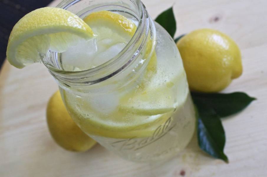 Prawdziwa lemoniada cytrynowa ze świeżą miętą