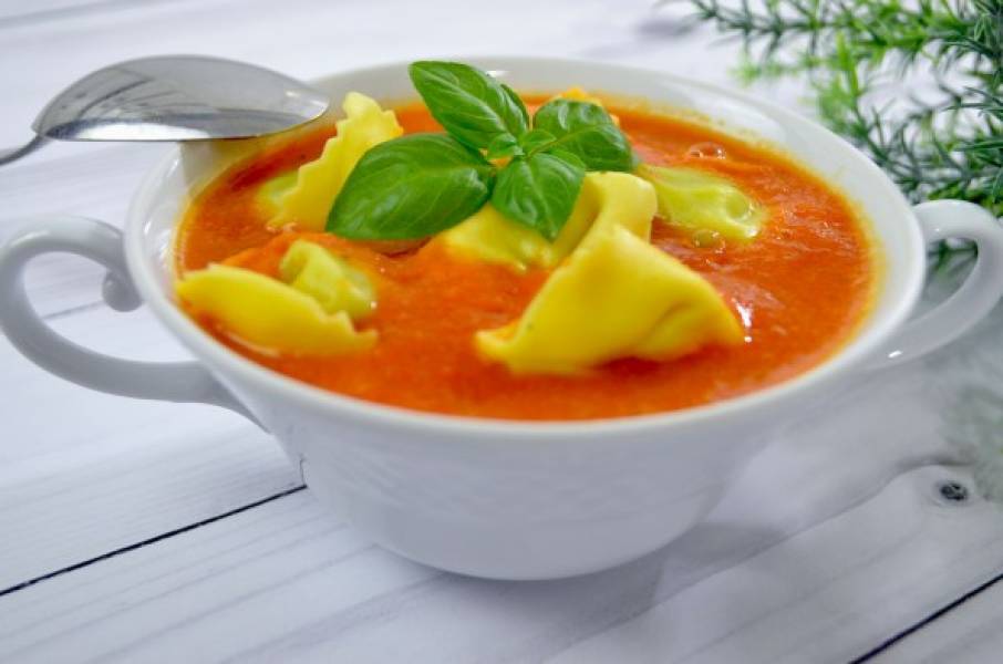 Zupa pomidorowa z tortellini + film