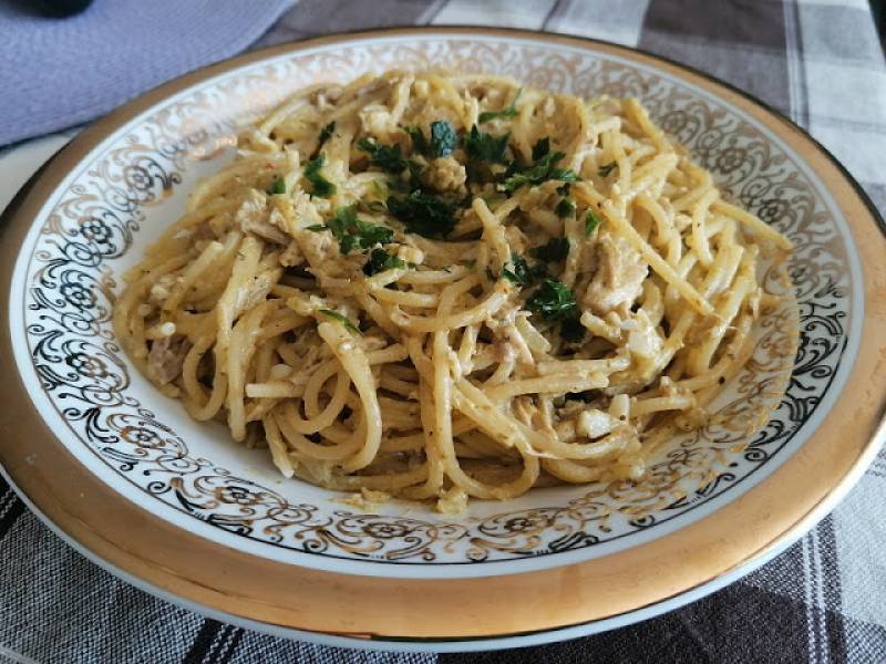 Spaghetti w sosie śmietanowym z pesto