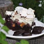Brownie z truskawkami, bitą śmietaną i bezą.