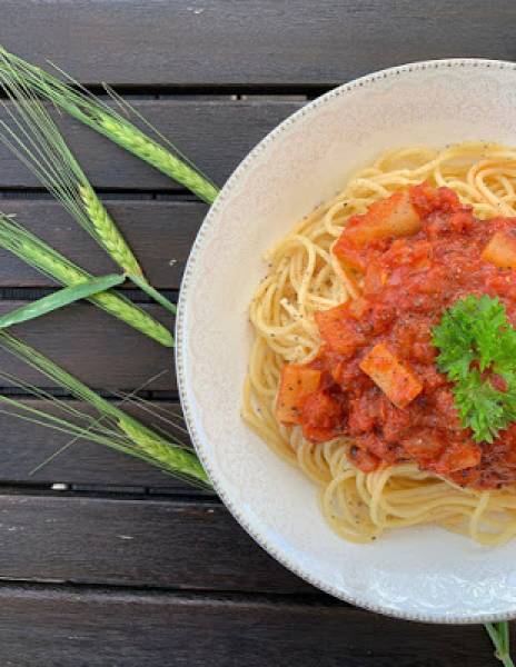 Spaghetti z mięsem mielonym i kalarepą