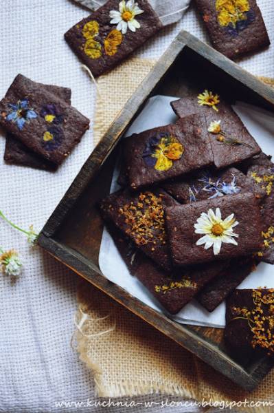 Z ŁĄKI NA TALERZ: Kakaowe ciastka z kwiatami
