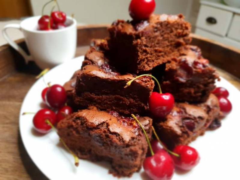 Bardzo czekoladowe brownie z czereśniami.