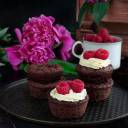 Babeczki brownie z kremem i malinami