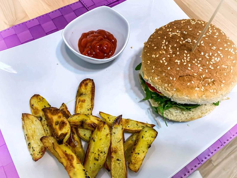 Burger z rukolą i zdrowe frytki