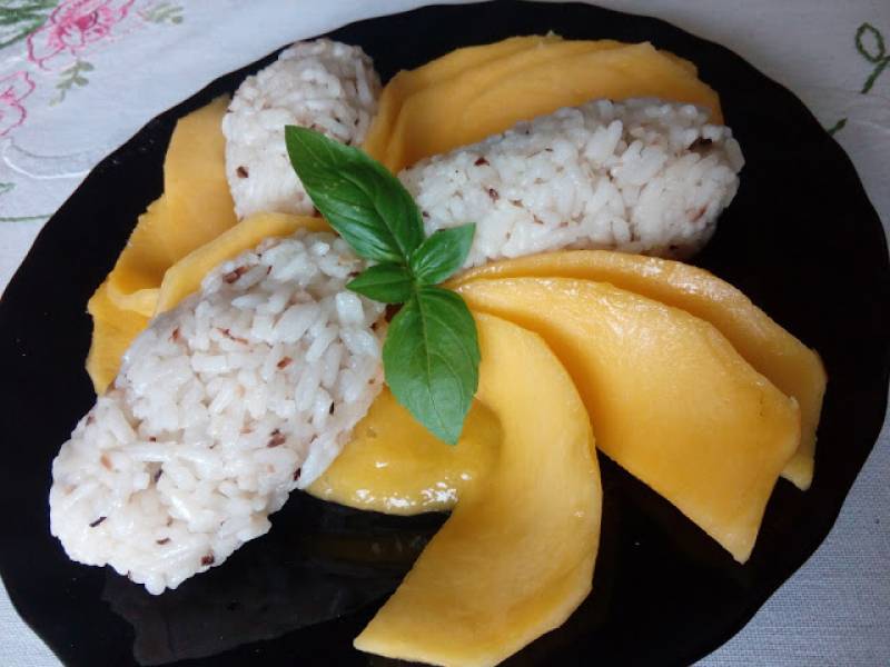 Orientalny deser z ryżu i mango