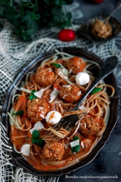 Spaghetti z klopsikami w sosie pomidorowo-orzechowym