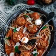 Spaghetti z klopsikami w sosie pomidorowo-orzechowym