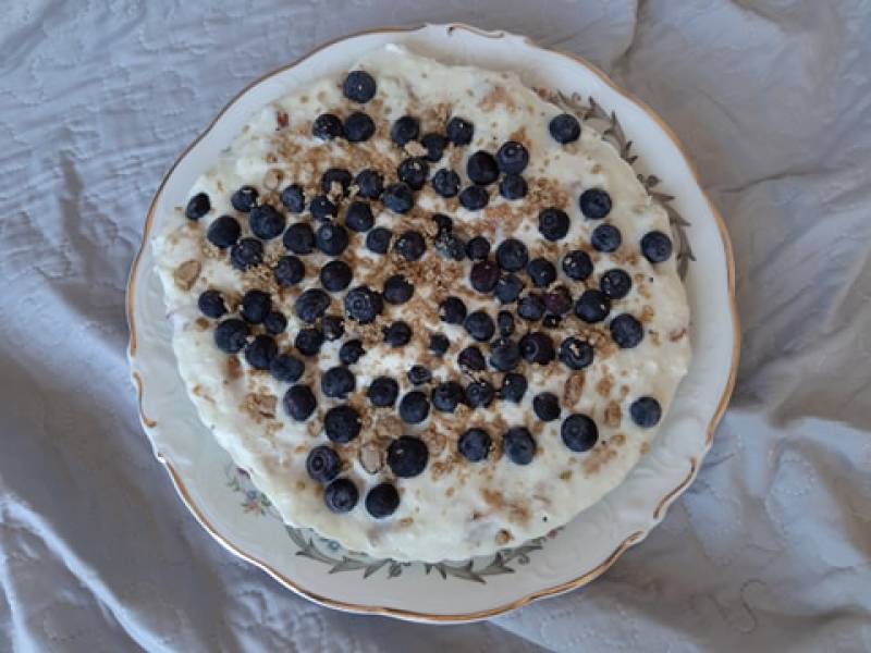 Lodowa tarta śmietankowo-ciasteczkowa z borówkami