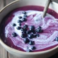 Budyń jaglany z jogurtem i jagodami