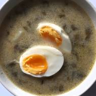 Szczawiowa z jajkiem, czyli sezonowa zupa, która nie wszystkim przypada go gustu