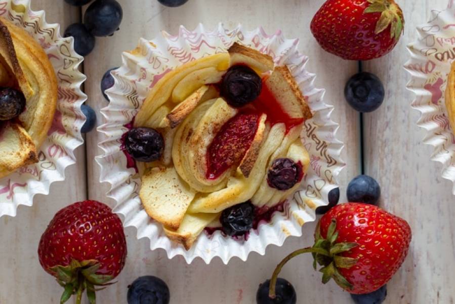 Muffinki z ciasta francuskiego z owocami
