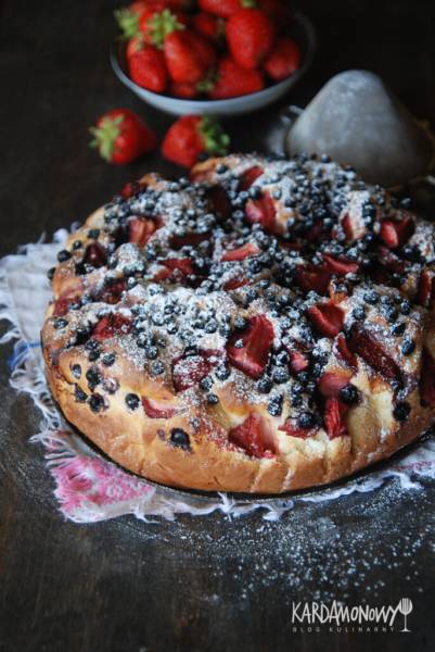 Ciasto drożdżowe z jagodami i truskawkami