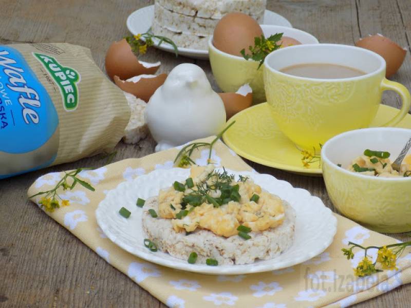 Jajecznica z koperkiem i szczypiorkiem podana na waflach ryżowych