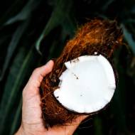 Olej kokosowy w kuchni. Jakie są jego zalety?