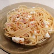Spaghetti aglio olio z wędliną i mozzarellą
