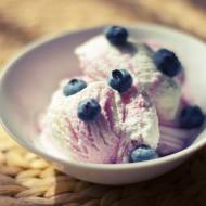 Frozen yogurt – mrożony jogurt z owocami leśnymi