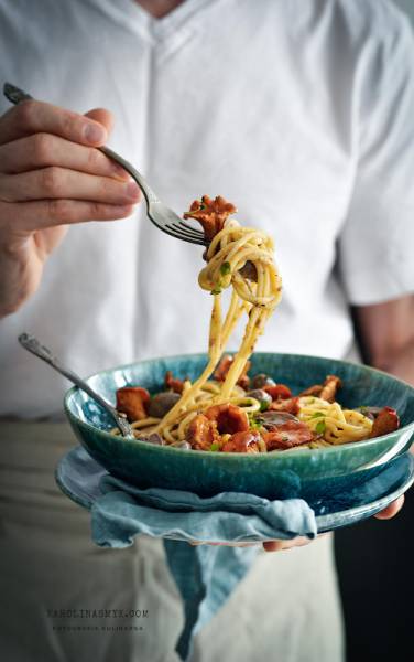 Spaghetti w sosie z sercami kaczymi i maślanymi kurkami.