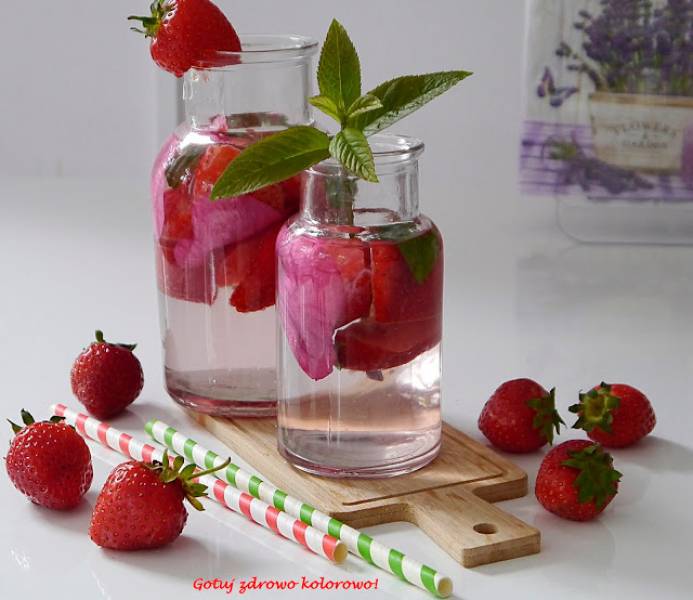 Woda smakowa z truskawakmi, płatkami róży i miętą