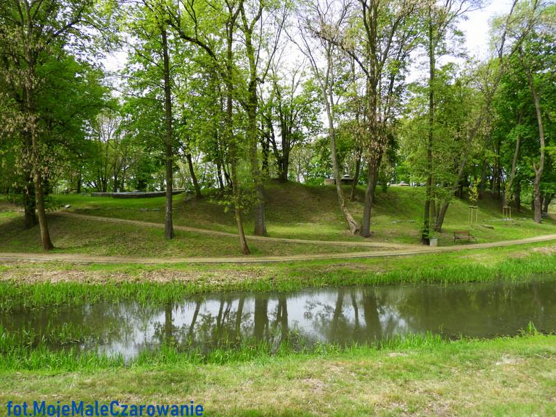 Wzgórze Zamkowe - Szlak Głazów w Sieradzu woj. łódzkie