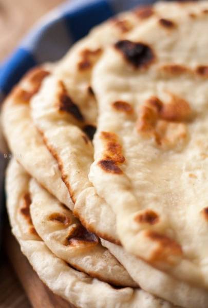 Chlebek naan – przepis na indyjskie pieczywo z patelni