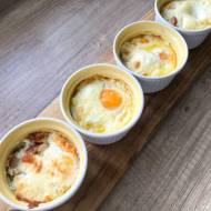 Śniadaniowe kokilki z jajkiem, serem i szynką
