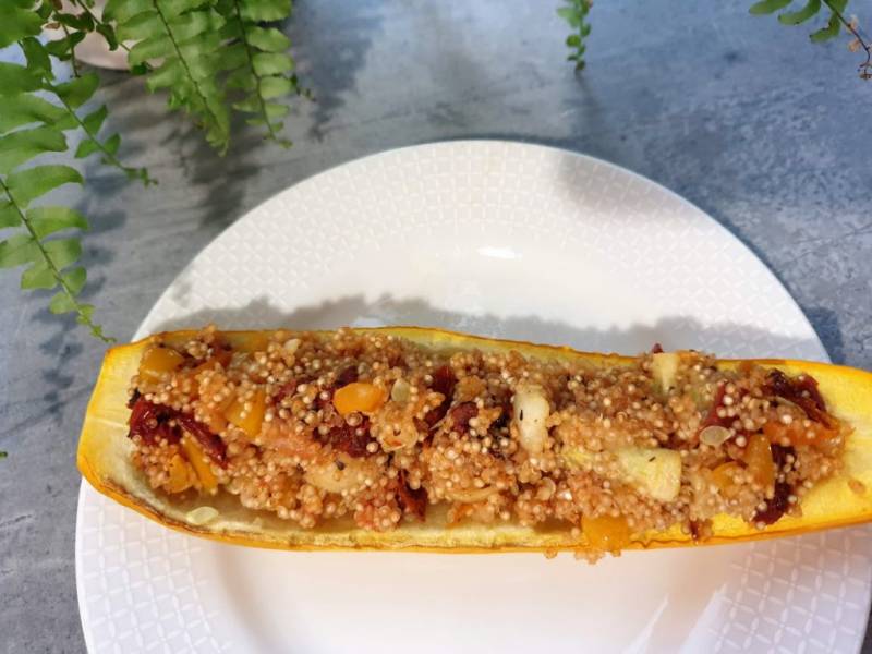 Cukinia faszerowana quinoa i warzywami