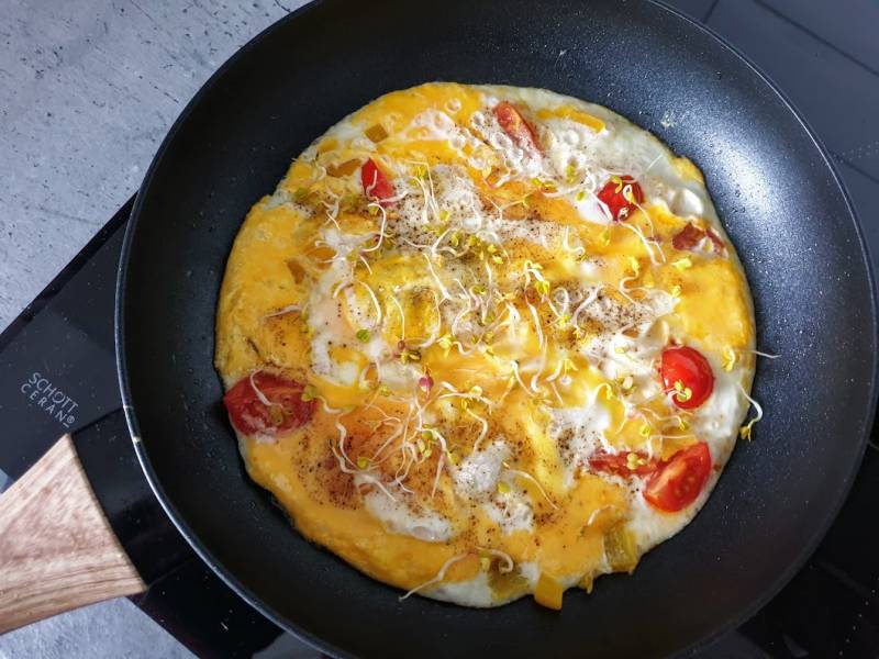 Omlet z żółtą papryką i pomidorkami